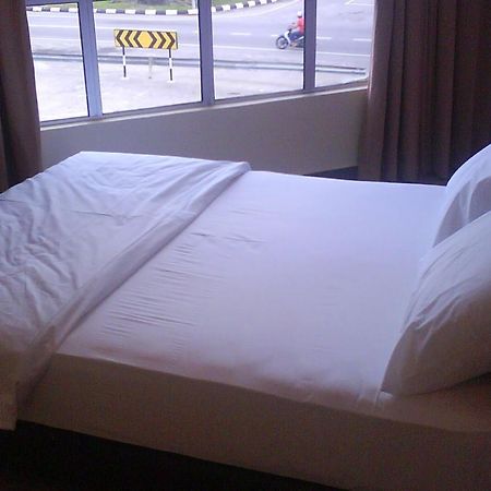 โอโย 90021 สตาร์วิว โฮเต็ล Hotel Kampong Batu Tiga ภายนอก รูปภาพ